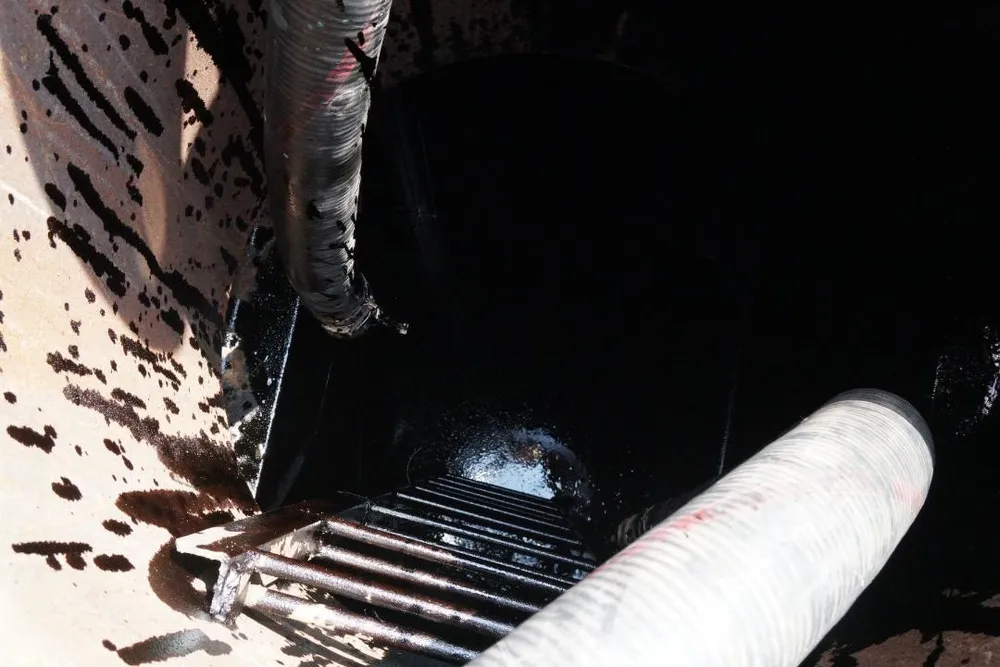 Vụ chìm tàu trên sông Lòng Tàu: Đã hút được 60/173 m³ dầu còn trên tàu ảnh 4