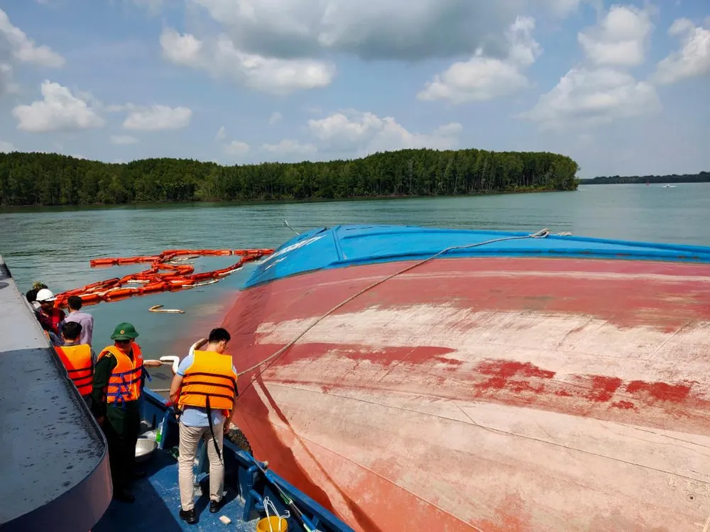 Vụ chìm tàu trên sông Lòng Tàu: Đã hút được 60/173 m³ dầu còn trên tàu ảnh 3