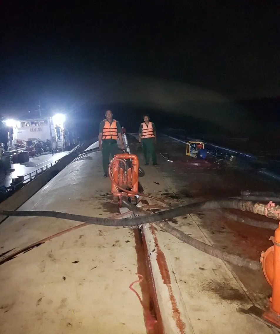 Vụ chìm tàu trên sông Lòng Tàu: Đã hút được 60/173 m³ dầu còn trên tàu ảnh 5