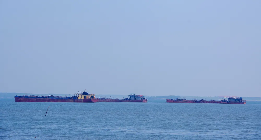 Bắt giữ 3 sà lan khai thác cát trái phép trên biển Cần Giờ ảnh 1