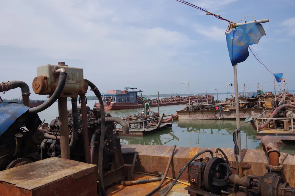 Bắt giữ 3 sà lan khai thác cát trái phép trên biển Cần Giờ ảnh 4