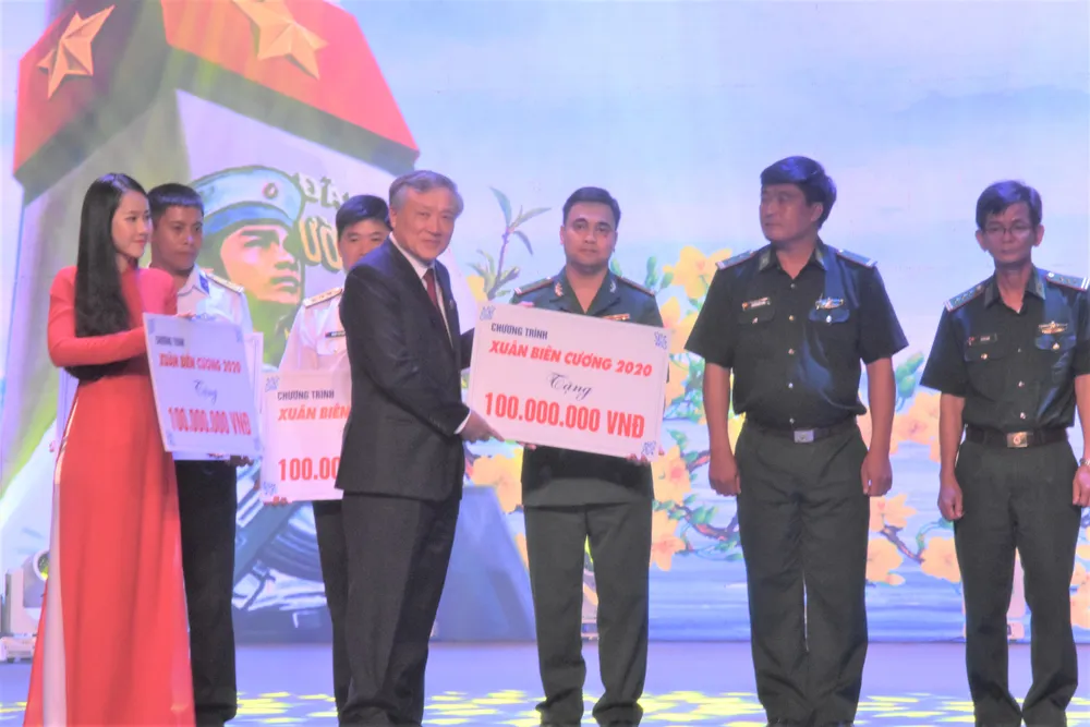 Gần 2 tỷ đồng trao tặng chiến sĩ nơi biên giới, hải đảo ảnh 1