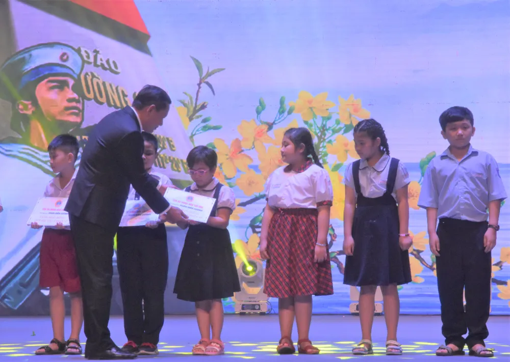 Gần 2 tỷ đồng trao tặng chiến sĩ nơi biên giới, hải đảo ảnh 3