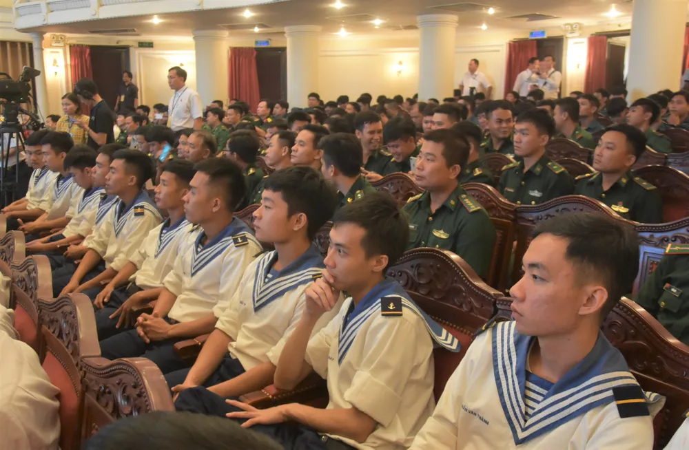 Gần 2 tỷ đồng trao tặng chiến sĩ nơi biên giới, hải đảo ảnh 5