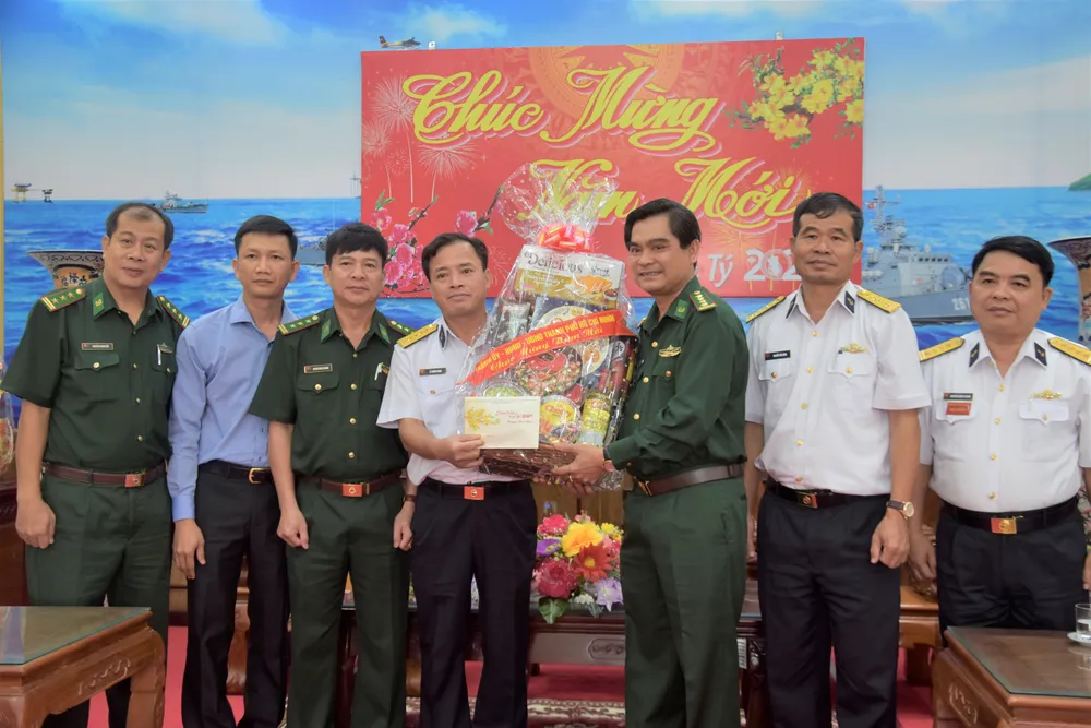 Đoàn đại biểu TPHCM thăm, chúc Tết cán bộ, chiến sĩ trên Vùng biển Tây Nam Tổ quốc ảnh 3