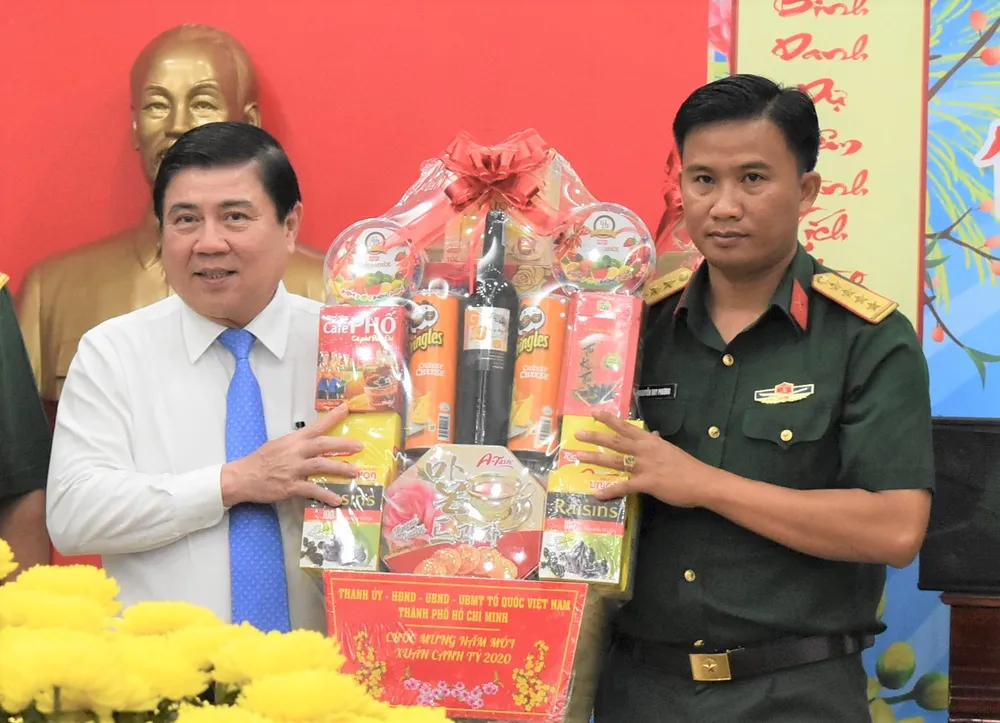 Đồng chí Nguyễn Thành Phong thăm, chúc tết một số đơn vị quân đội và cá nhân ảnh 1