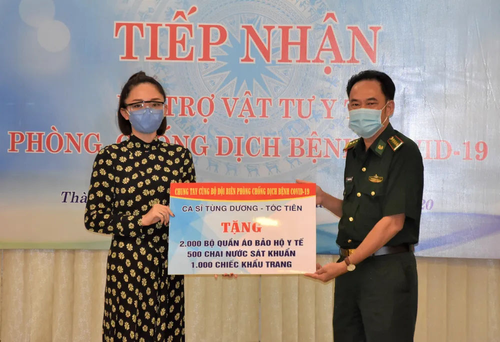 Hàng tỷ đồng thiết bị, vật tư y tế tặng Bộ đội biên phòng chống dịch Covid-19 ảnh 1