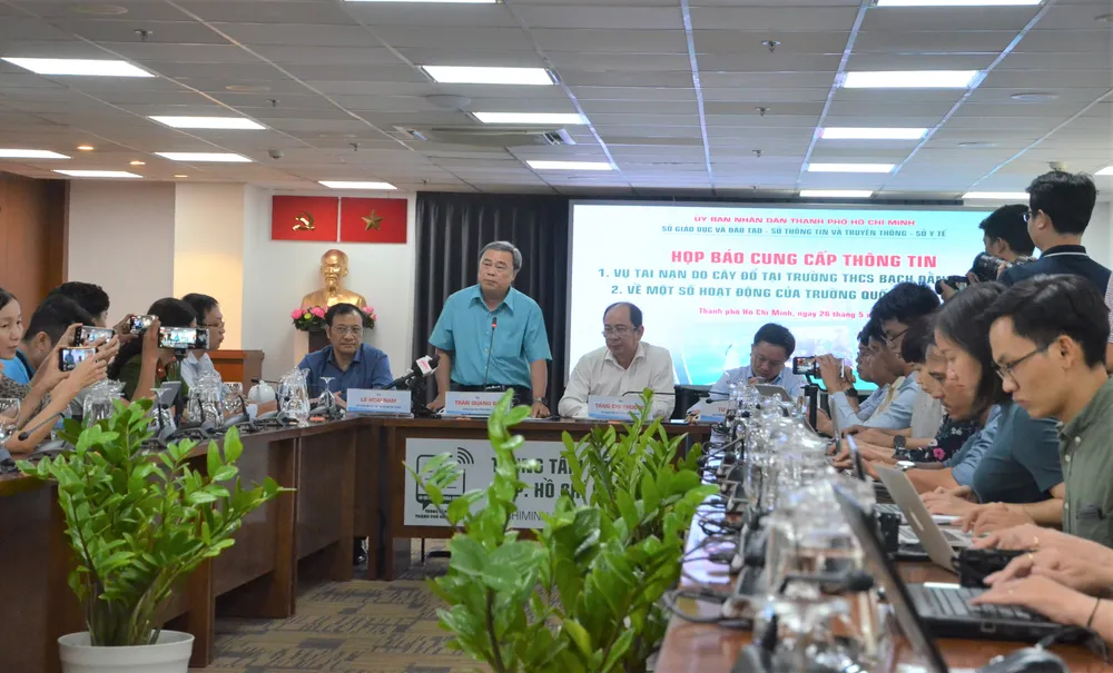Họp báo vụ cây xanh ngã đổ trong trường học, làm 1 học sinh tử vong ảnh 1