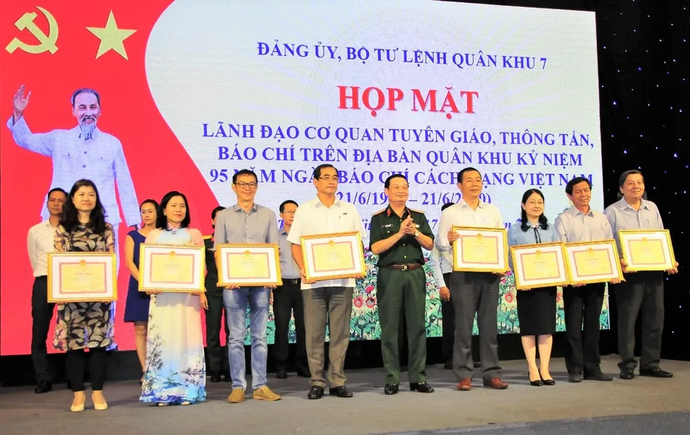 Đảng ủy, Bộ Tư lệnh Quân khu 7 tổ chức họp mặt nhân kỷ niệm 95 năm ngày Báo chí cách mạng Việt Nam ảnh 1