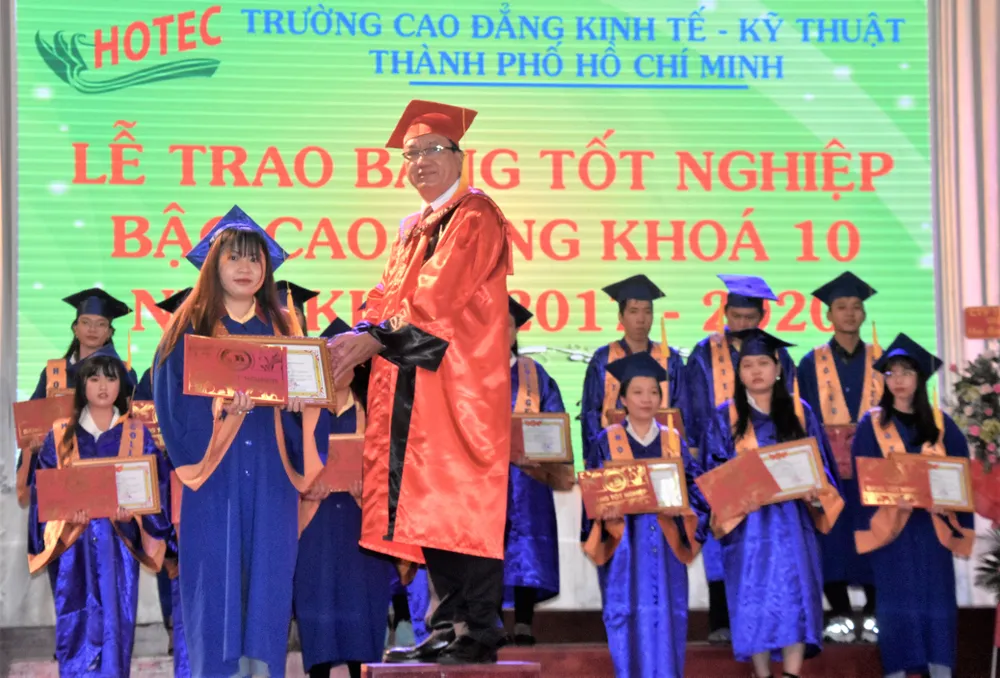Gần 400 sinh viên HOTEC nhận bằng tốt nghiệp ảnh 1