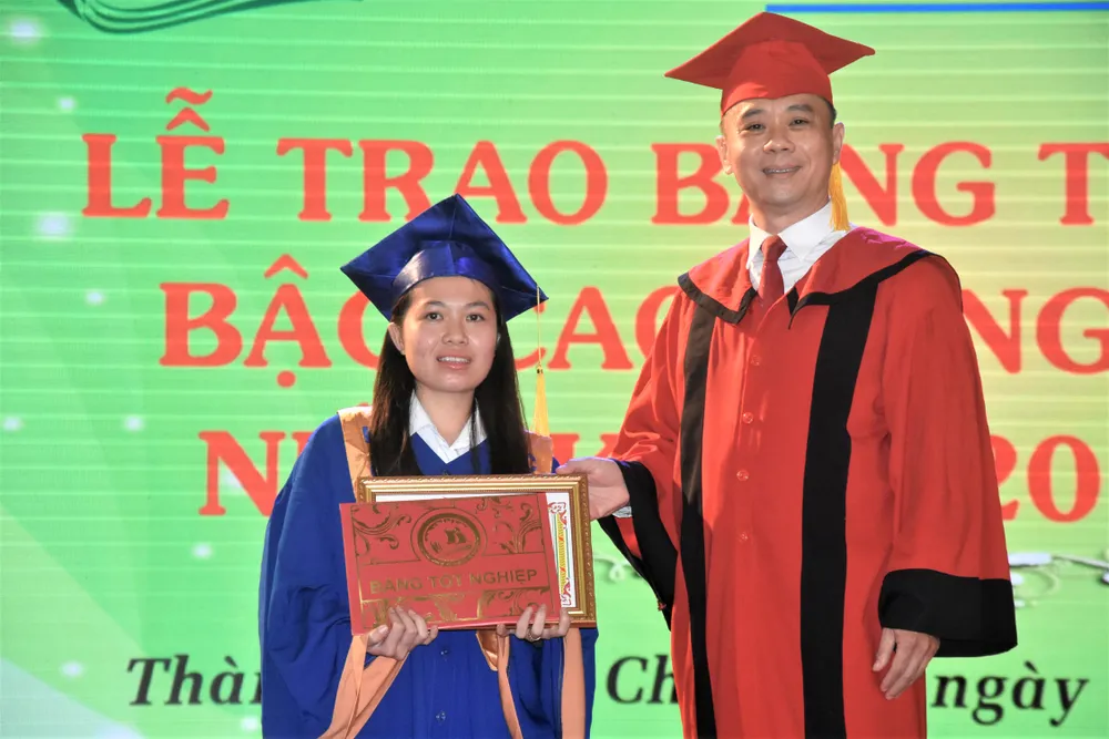 Gần 400 sinh viên HOTEC nhận bằng tốt nghiệp ảnh 2