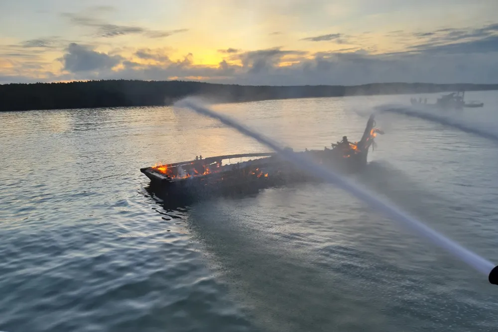 Tàu kéo bốc cháy trên sông Lòng Tàu, 4 người được cứu sống ảnh 3