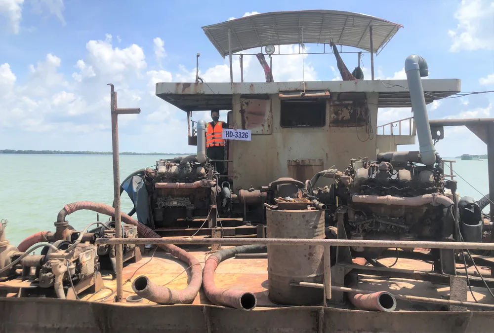 Bắt 2 sà lan vận chuyển trái phép trên 1.000m³ cát ở biển Cần Giờ ảnh 2