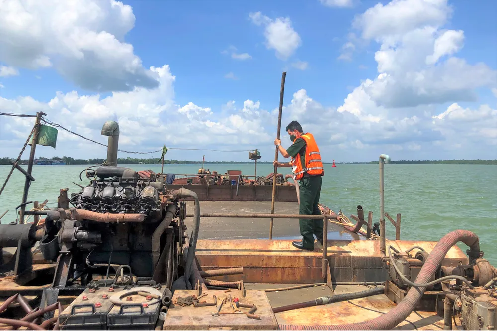 Bắt 2 sà lan vận chuyển trái phép trên 1.000m³ cát ở biển Cần Giờ ảnh 1