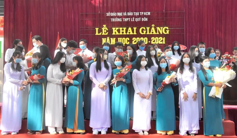 Chủ tịch UBND TPHCM Nguyễn Thành Phong dự lễ khai giảng tại Trường THPT Mạc Đĩnh Chi ảnh 8