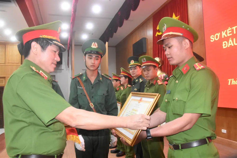 Tặng 230 triệu đồng cho ban chuyên án phá đường dây vận chuyển gần 170kg ma túy đi Hàn Quốc ảnh 2