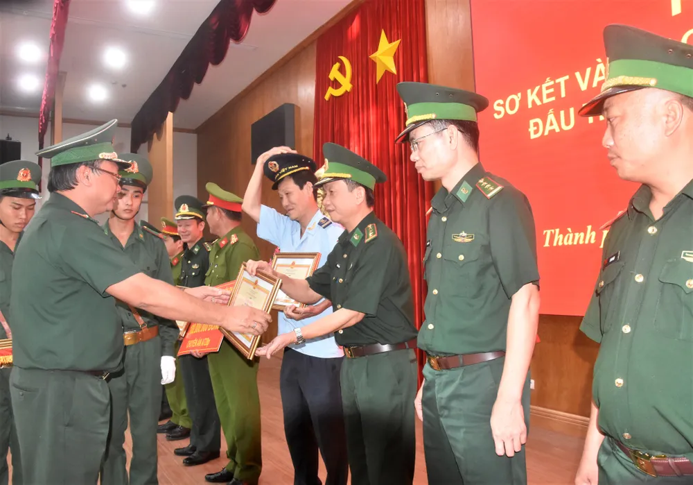 Tặng 230 triệu đồng cho ban chuyên án phá đường dây vận chuyển gần 170kg ma túy đi Hàn Quốc ảnh 3