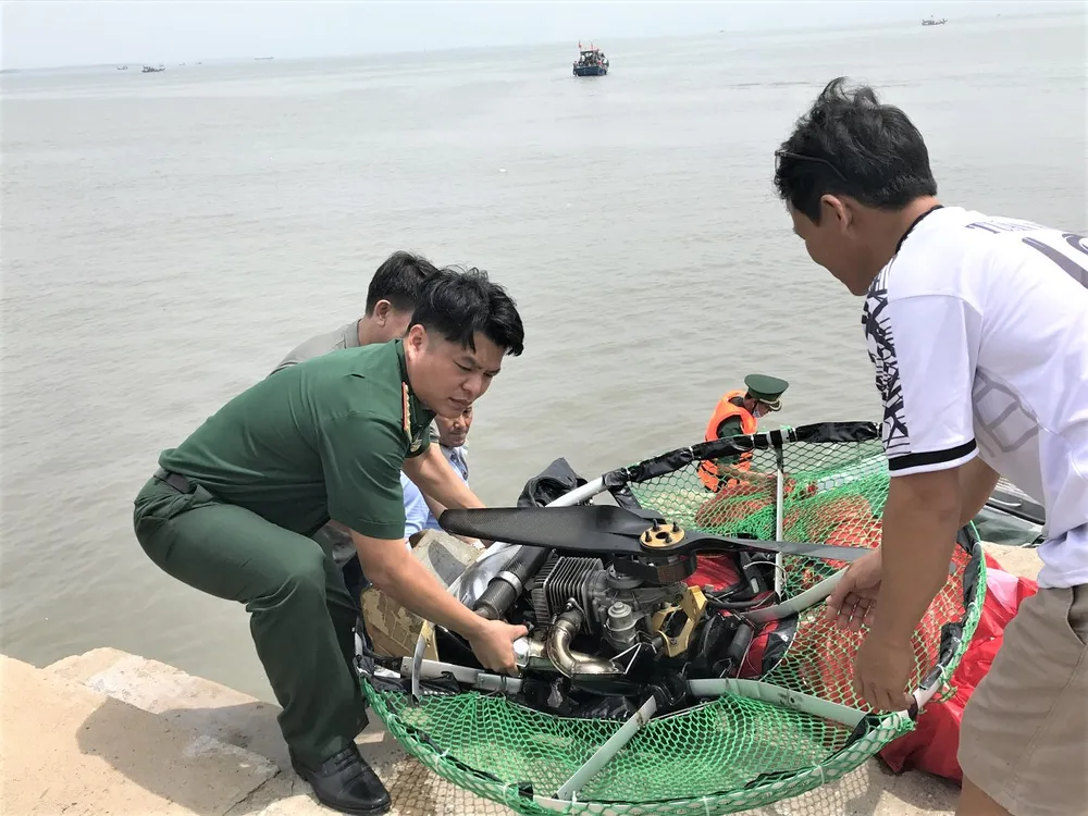 Thành viên Liên đoàn Dù lượn bất ngờ rơi xuống biển Cần Giờ tại Lễ hội Nghinh Ông ảnh 2