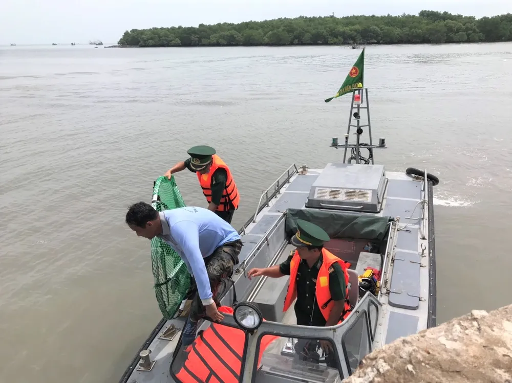 Thành viên Liên đoàn Dù lượn bất ngờ rơi xuống biển Cần Giờ tại Lễ hội Nghinh Ông ảnh 1