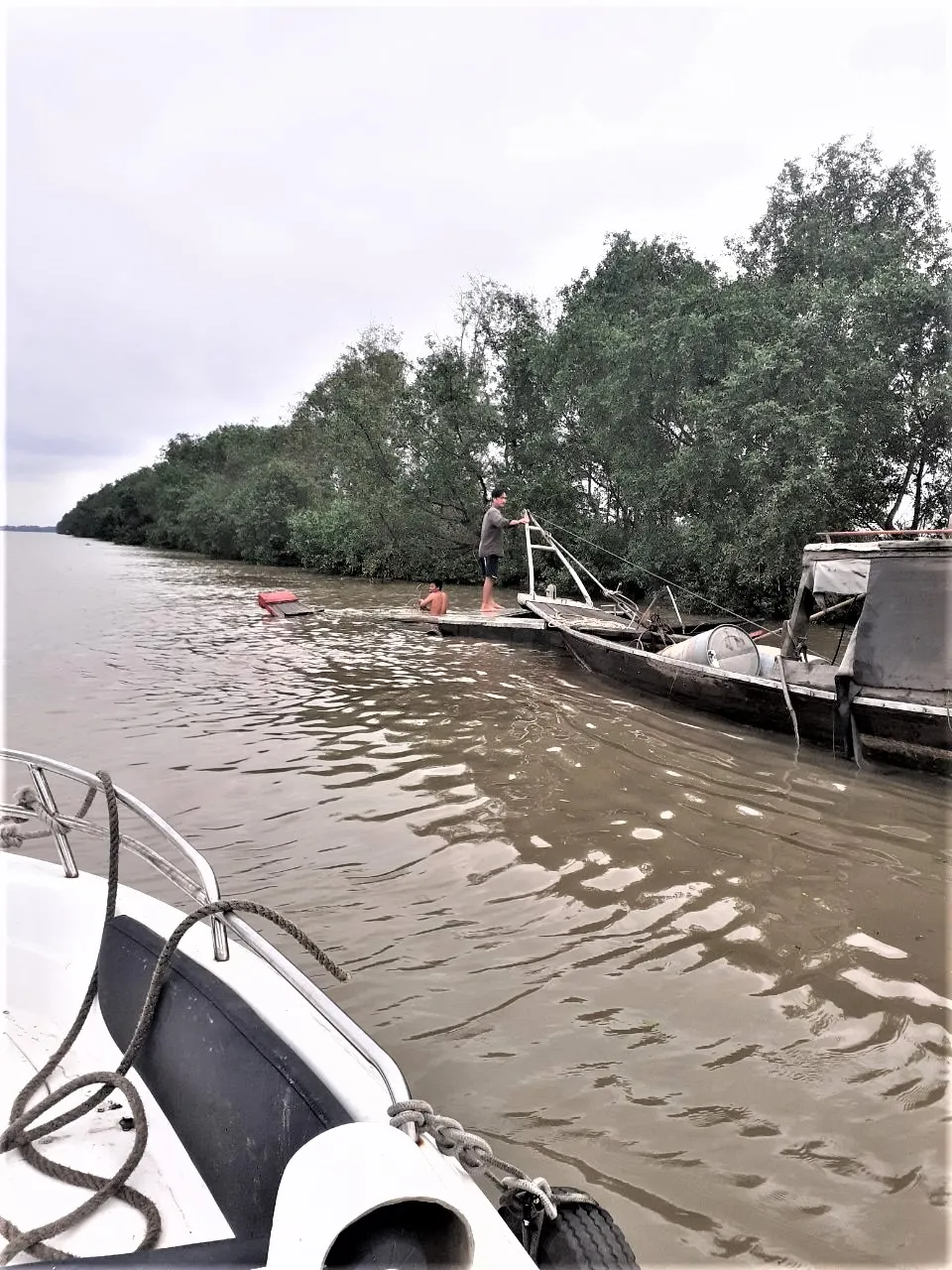 Ghe chìm trên sông Soài Rạp, 2 ngư dân bám can nhựa kêu cứu ảnh 2