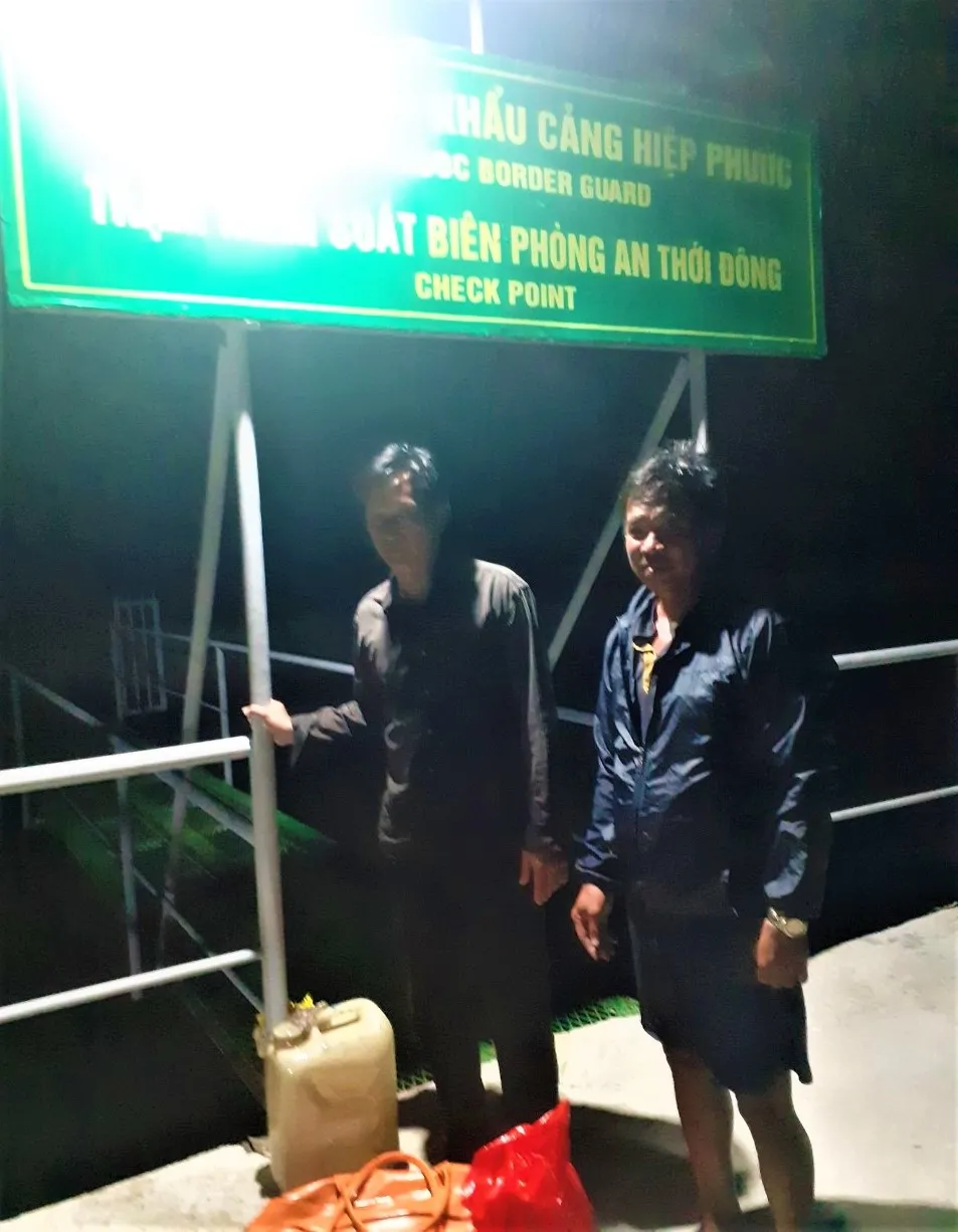 Ghe chìm trên sông Soài Rạp, 2 ngư dân bám can nhựa kêu cứu ảnh 1