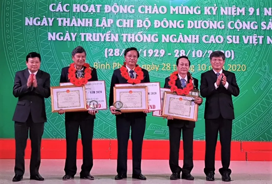 Hơn 12 tỷ đồng ủng hộ công nhân cao su và người dân miền Trung ảnh 1