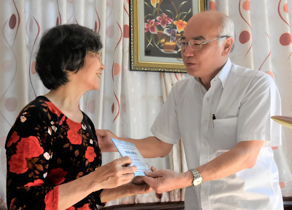 Lãnh đạo thành phố thăm, chúc mừng các nhà giáo tiêu biểu ảnh 4