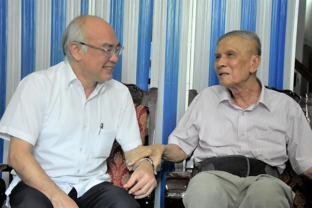 Lãnh đạo thành phố thăm, chúc mừng các nhà giáo tiêu biểu ảnh 3