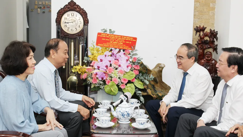 Lãnh đạo TPHCM thăm các nhà giáo lão thành ảnh 1