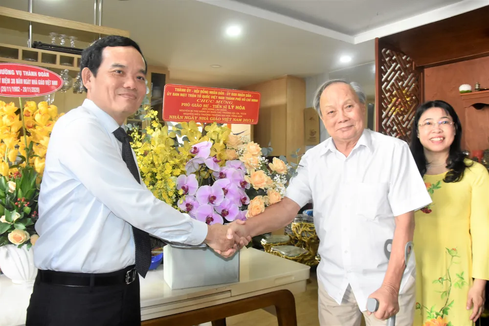 Lãnh đạo TPHCM thăm các nhà giáo lão thành ảnh 4