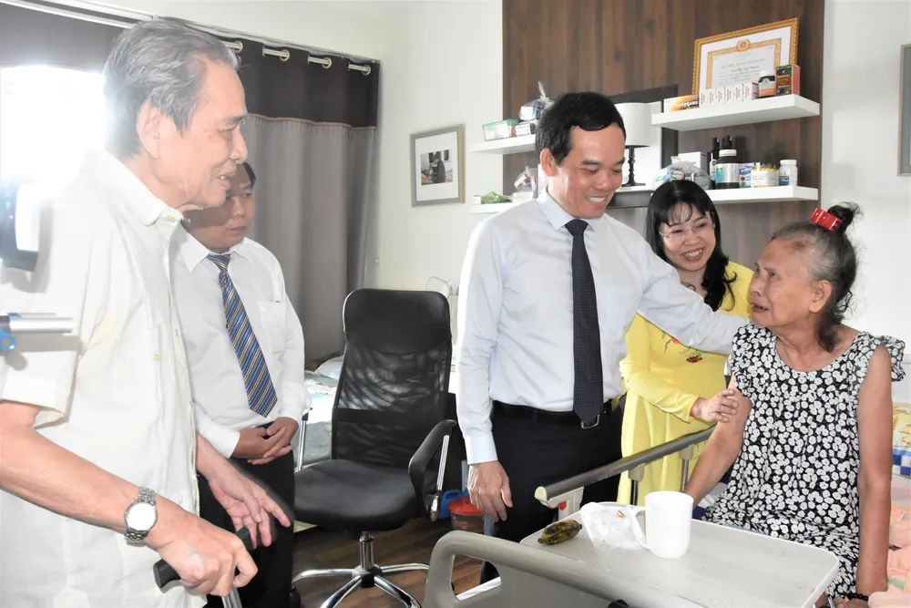 Lãnh đạo TPHCM thăm các nhà giáo lão thành ảnh 3