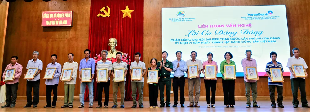 Trao tặng hơn 2.700 lá cờ Tổ quốc và ảnh Bác Hồ cho ngư dân bám biển ảnh 2