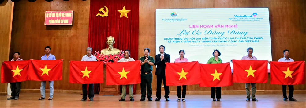 Trao tặng hơn 2.700 lá cờ Tổ quốc và ảnh Bác Hồ cho ngư dân bám biển ảnh 1