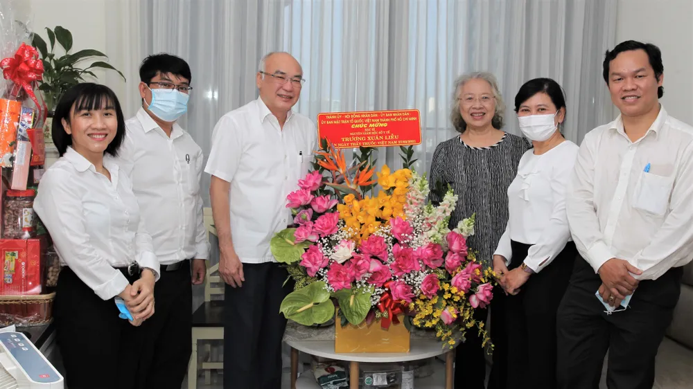 Lãnh đạo TPHCM thăm, chúc mừng thầy thuốc tiêu biểu ảnh 1