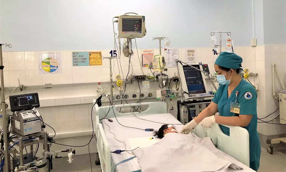 Dùng “tim phổi nhân tạo” cứu bé 15 tháng uống nhầm dầu thắp đèn ảnh 1