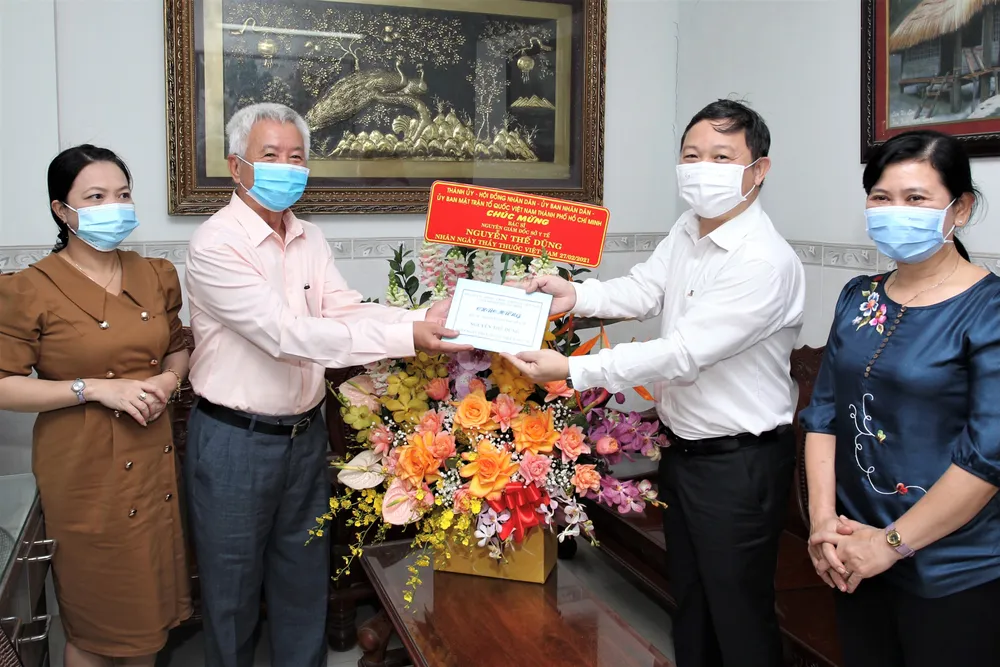 Phó Chủ tịch UBND TPHCM Dương Anh Đức thăm thầy thuốc Nguyễn Thế Dũng ảnh 2