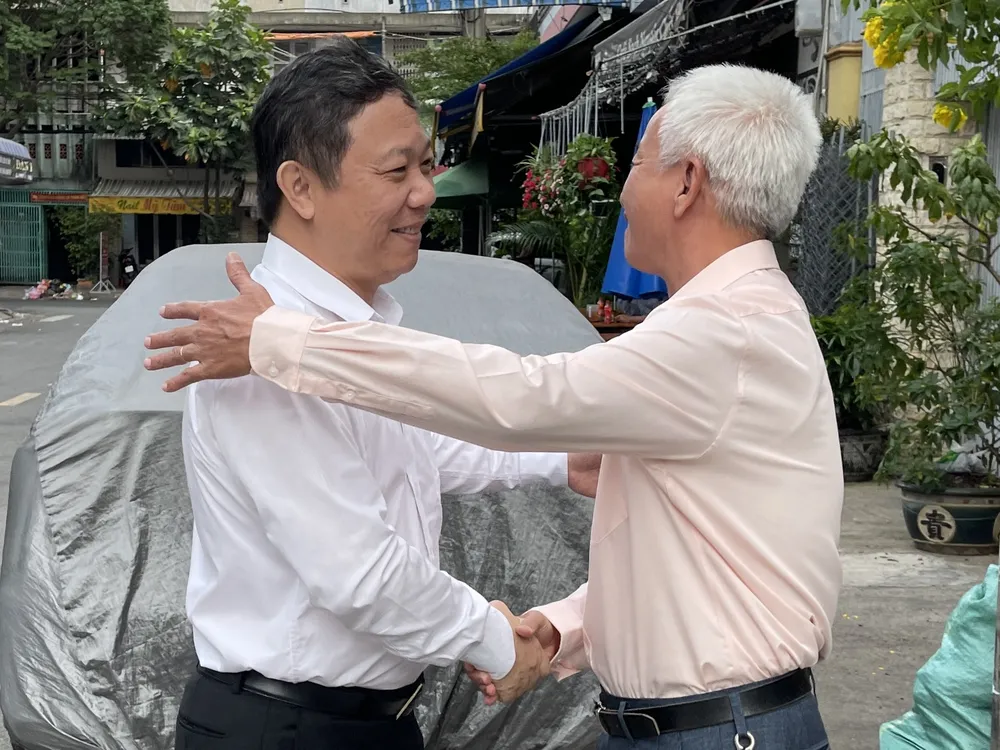 Phó Chủ tịch UBND TPHCM Dương Anh Đức thăm thầy thuốc Nguyễn Thế Dũng ảnh 1