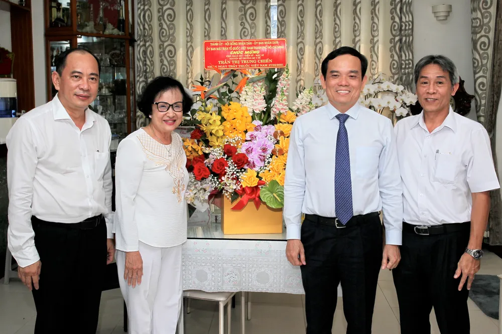 Phó Bí thư Thường trực Thành ủy TPHCM Trần Lưu Quang: “Ghi nhớ công lao của các thầy thuốc” ảnh 3