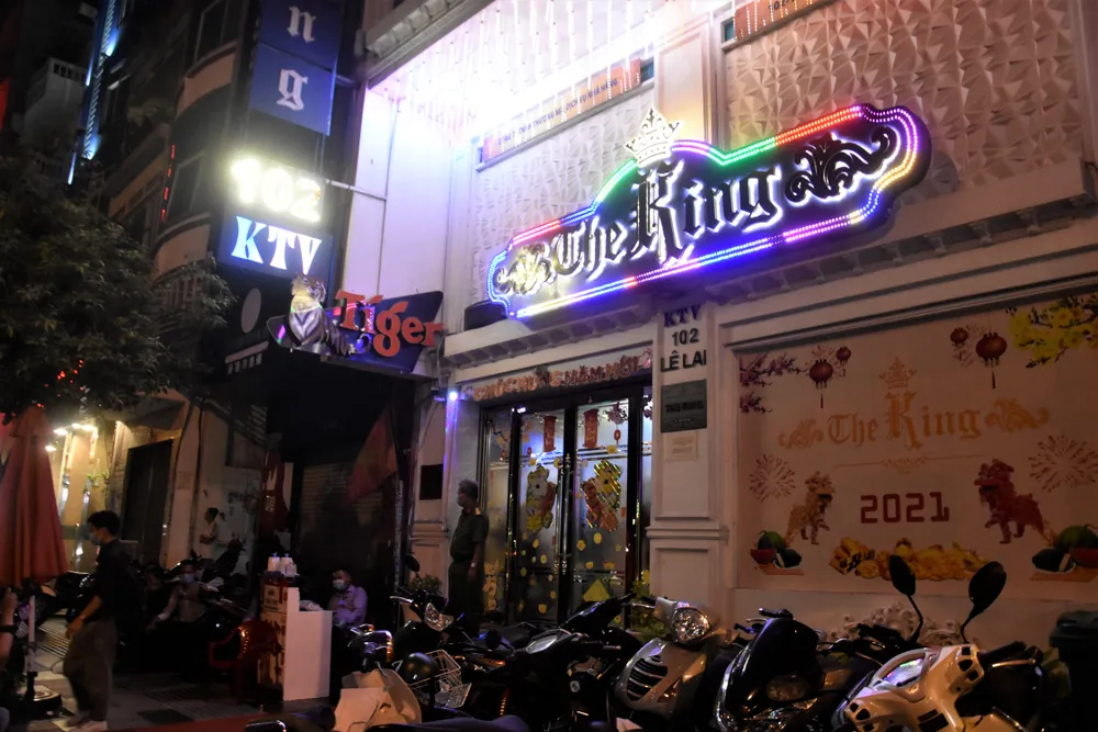 Kiểm tra đột xuất, lãnh đạo TPHCM phát hiện người đang cách ly... trong nhà hàng ảnh 2