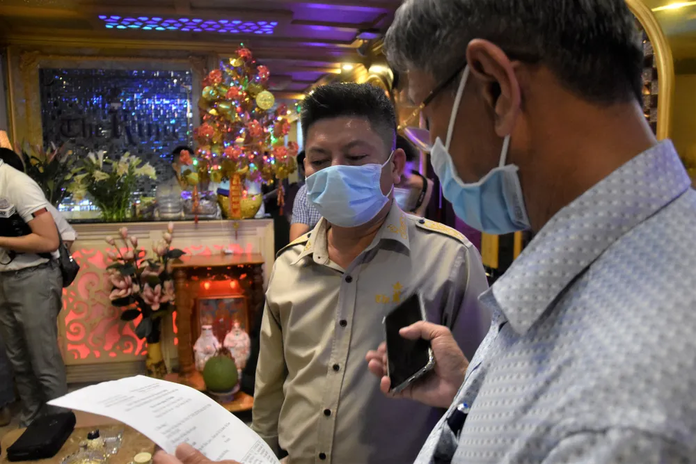 Kiểm tra đột xuất, lãnh đạo TPHCM phát hiện người đang cách ly... trong nhà hàng ảnh 4