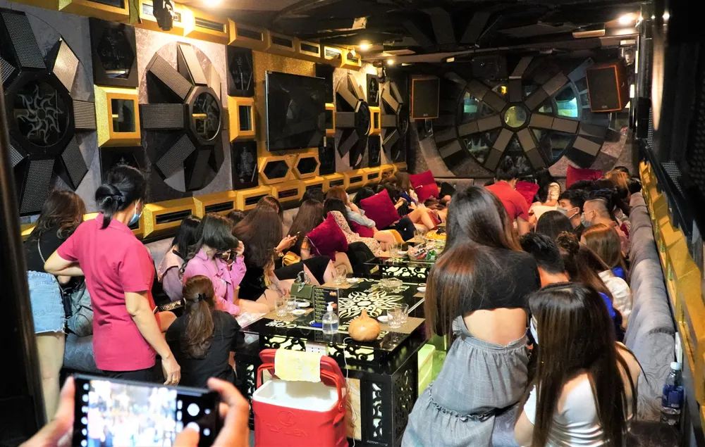 Kiểm tra đột xuất, lãnh đạo TPHCM phát hiện người đang cách ly... trong nhà hàng ảnh 5