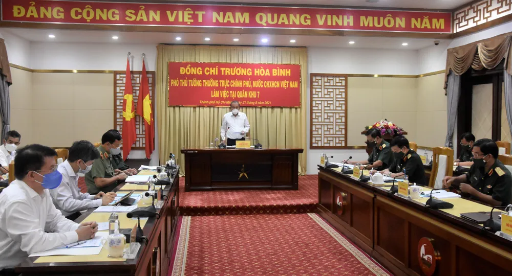 Phó Thủ tướng Thường trực Chính phủ Trương Hoà Bình làm việc với Bộ Tư lệnh Quân khu 7 chiều 31-5