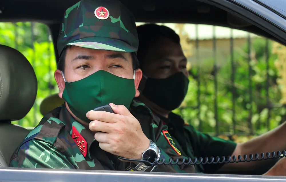 Quân đội phun khử khuẩn tại phường Thạnh Lộc, quận 12 ảnh 2