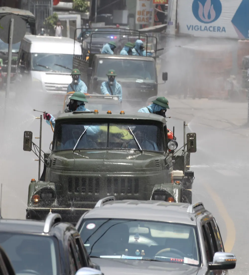 Quân đội phun khử khuẩn tại phường Thạnh Lộc, quận 12 ảnh 7