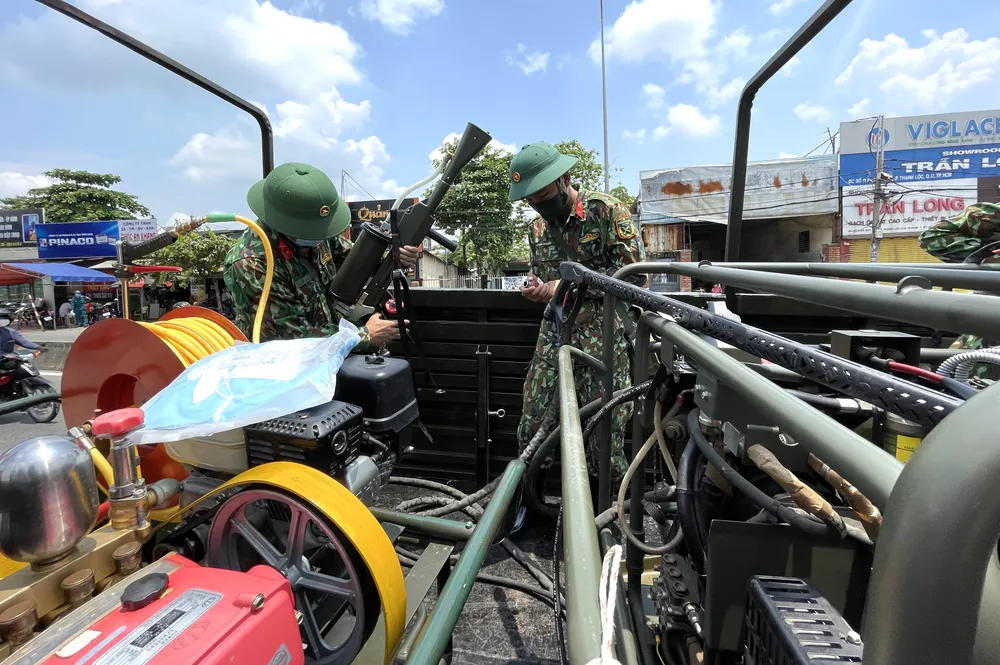 Quân đội phun khử khuẩn tại phường Thạnh Lộc, quận 12 ảnh 8