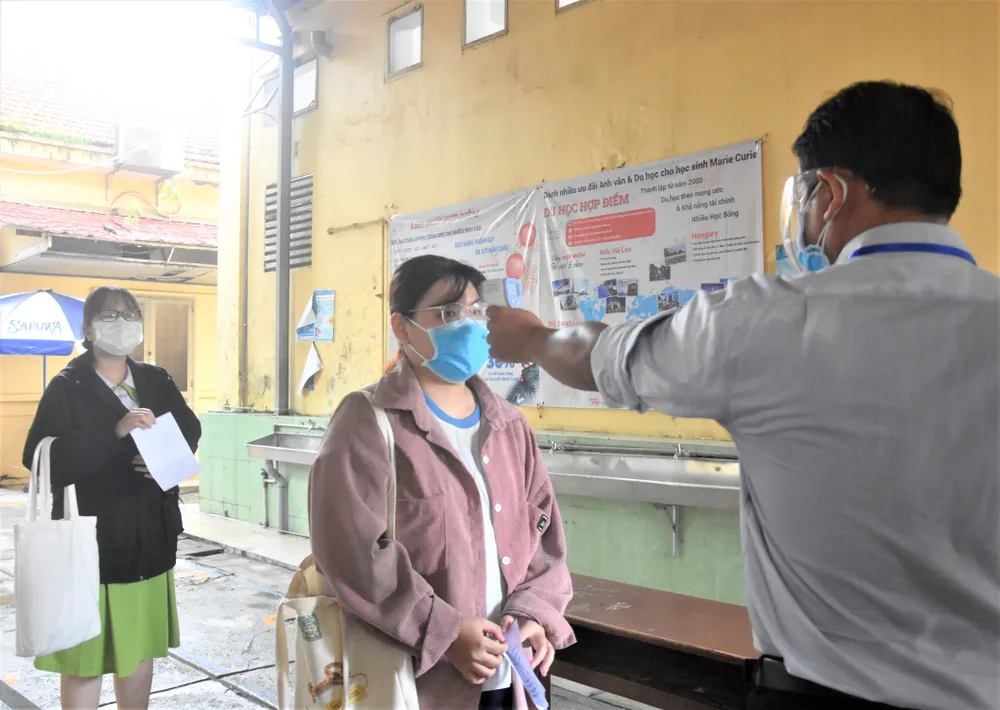 Thí sinh TPHCM làm thủ tục dự kỳ thi tốt nghiệp THPT 2021 ảnh 3