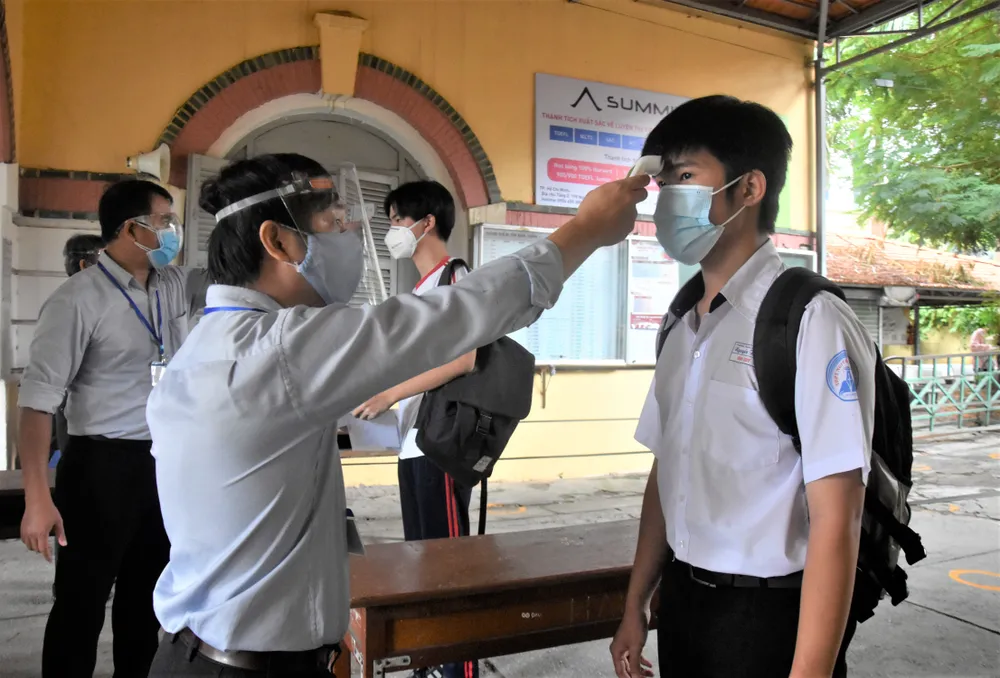 Thí sinh TPHCM làm thủ tục dự kỳ thi tốt nghiệp THPT 2021 ảnh 2