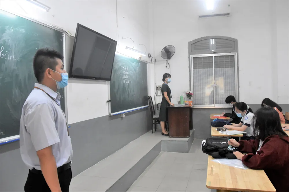 Thí sinh TPHCM làm thủ tục dự kỳ thi tốt nghiệp THPT 2021 ảnh 4