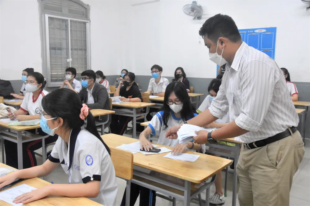 Thí sinh TPHCM làm thủ tục dự kỳ thi tốt nghiệp THPT 2021 ảnh 6