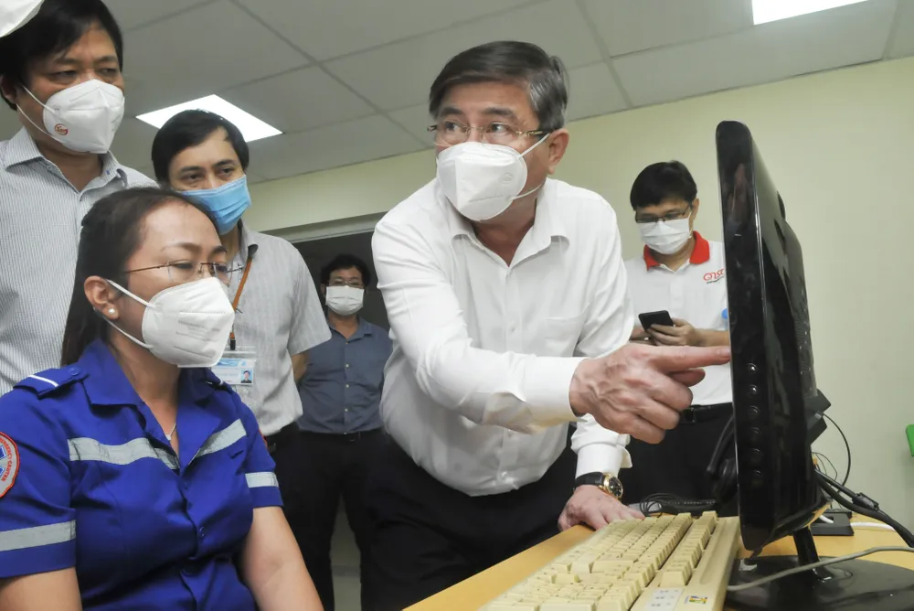Chủ tịch UBND TPHCM Nguyễn Thành Phong: Tuyệt đối không được chậm trễ vận chuyển bệnh nhân F0 ảnh 4
